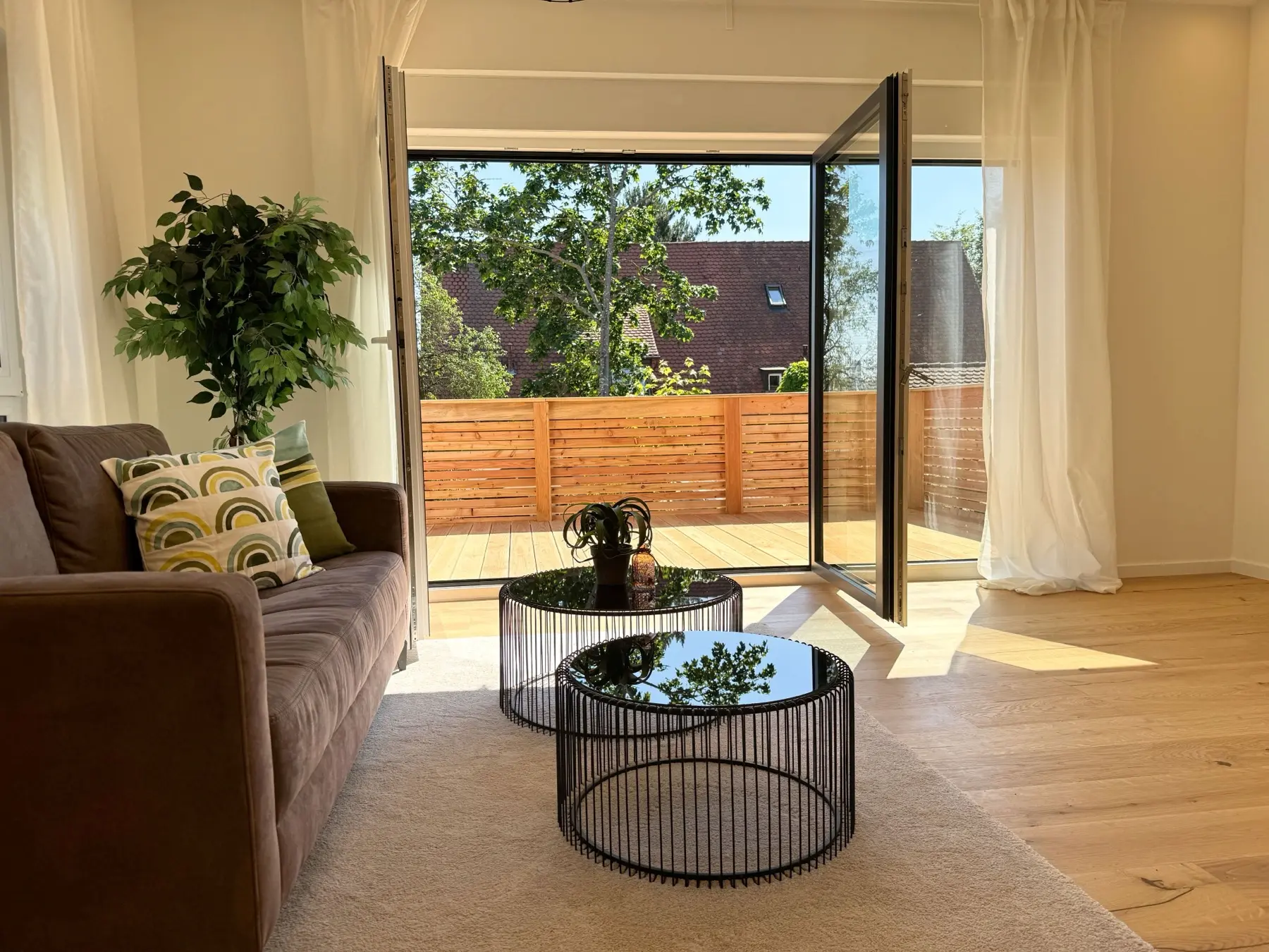 Offener Wohnbereich mit Balkon